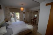 Vainia Freistehende Villa mit drei Schlafzimmern, Gästeapartment, Olivenhain und Pool Haus kaufen